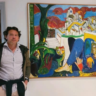 Ricardo Lloret junto a una de las obras de la galería